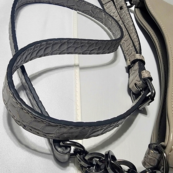 Elegant Simply Vera Gray Shoulder Bag with Croc-Embossed Design - Picture 9 of 12